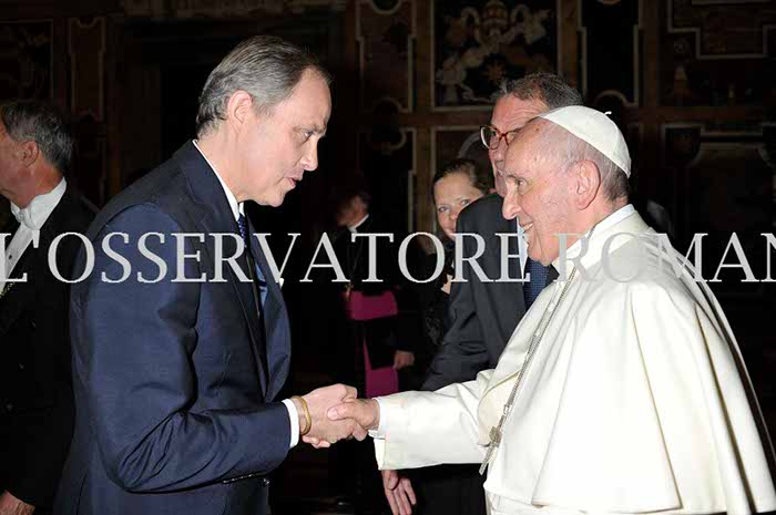 Le prince Jean d'Orléans et le pape François.