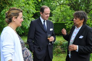 Le duc et la duchesse de Vendôme accompagnés de Laurent Voulzy.