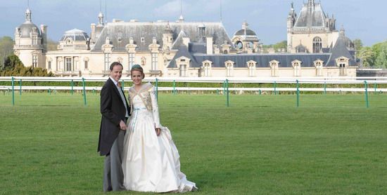 Le duc et la duchesse de Vendôme lors de leur mariage devant le château de Chantilly.