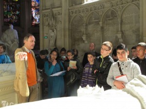 Le prince Jean fait visiter la chapelle royale de Dreux.