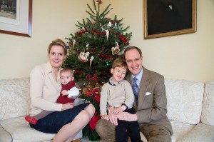 La Famille de France devant un sapin de Noël.