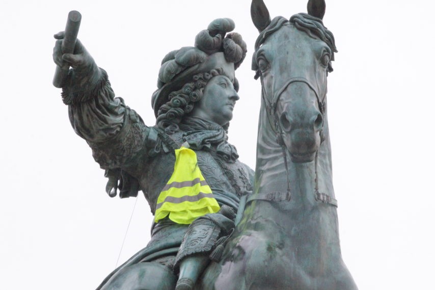 Louis XIV avec un gilet jaune