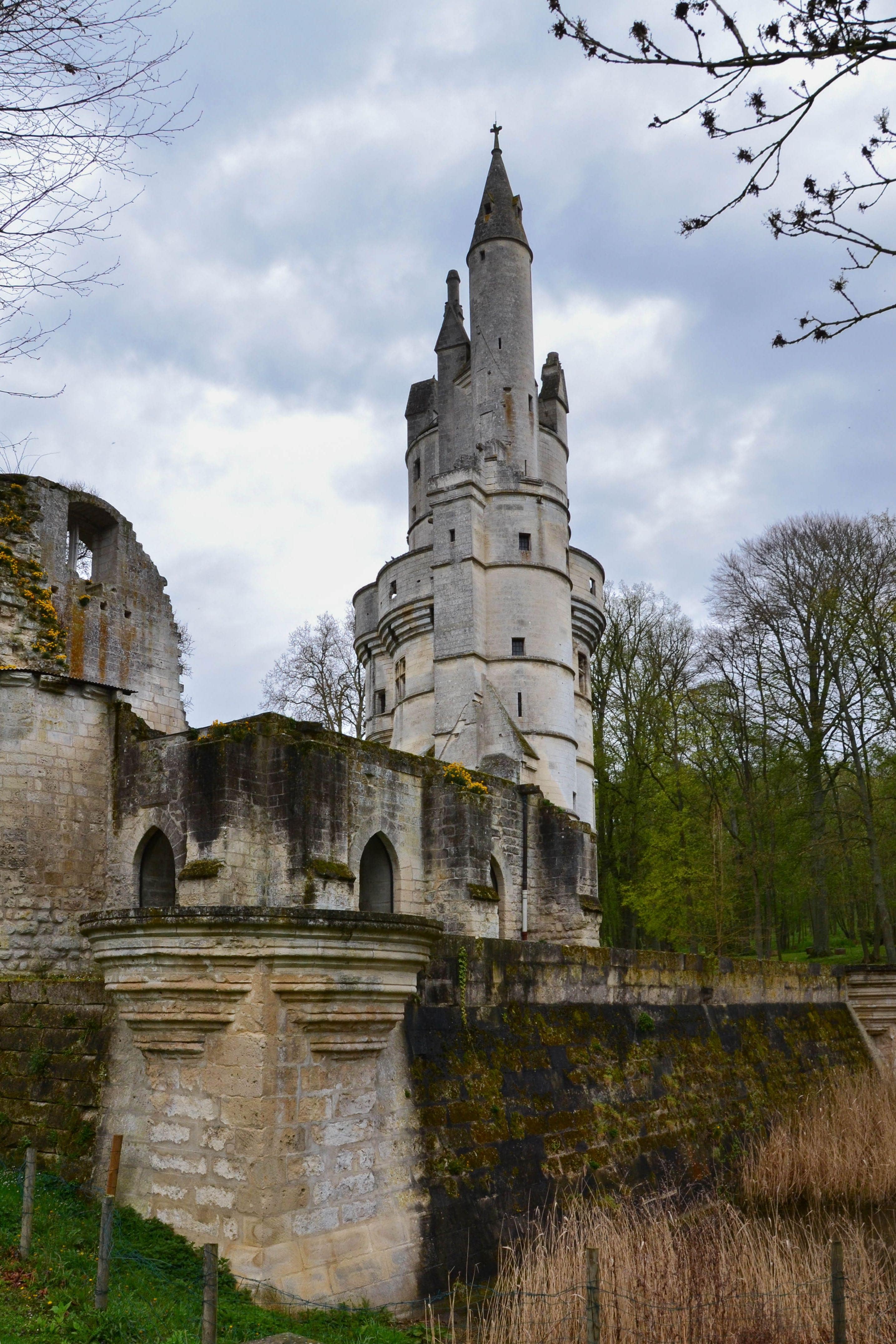 Douves, château de Septmonts