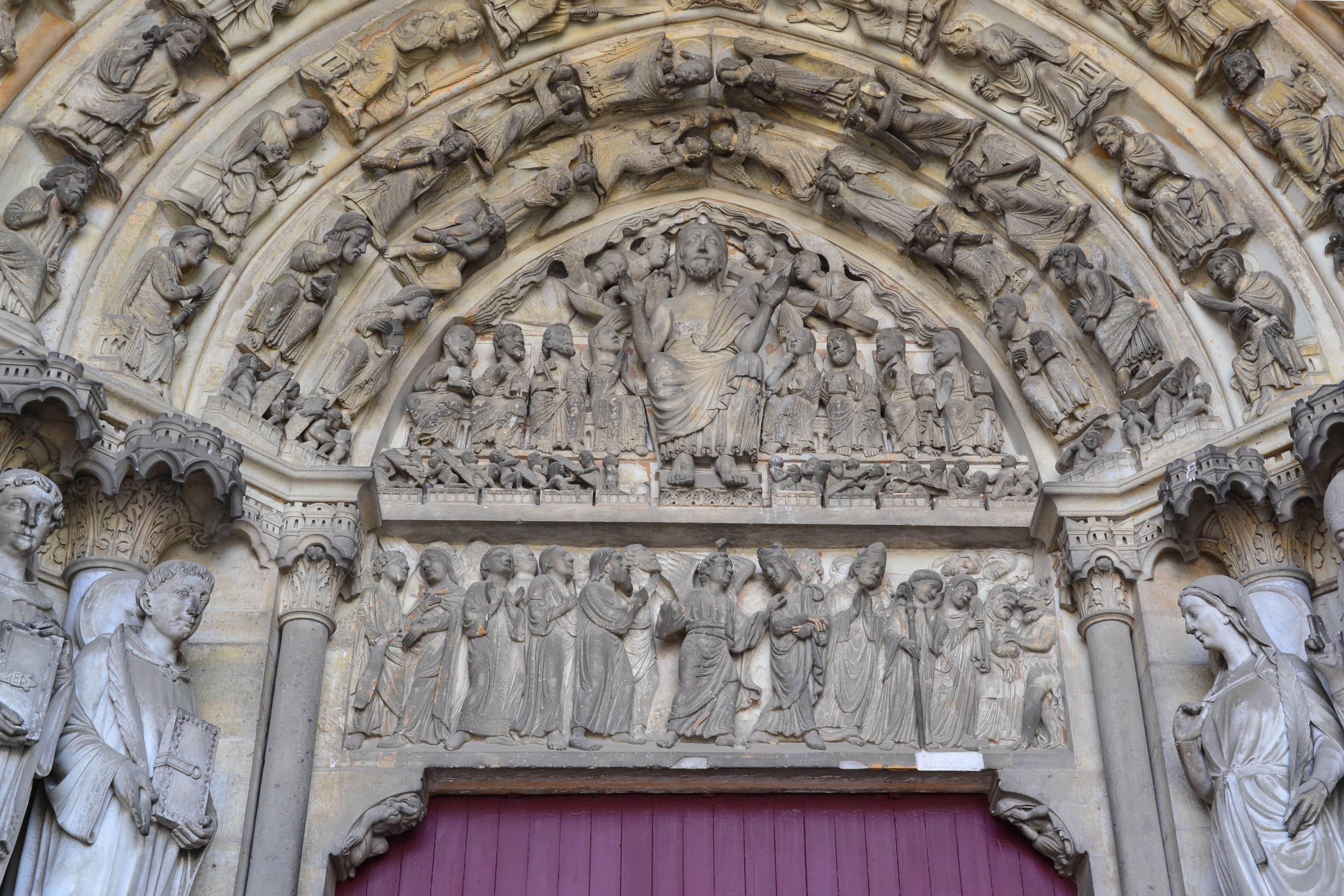Linteau du porche de droite, Cathédrale Notre-Dame de Laon