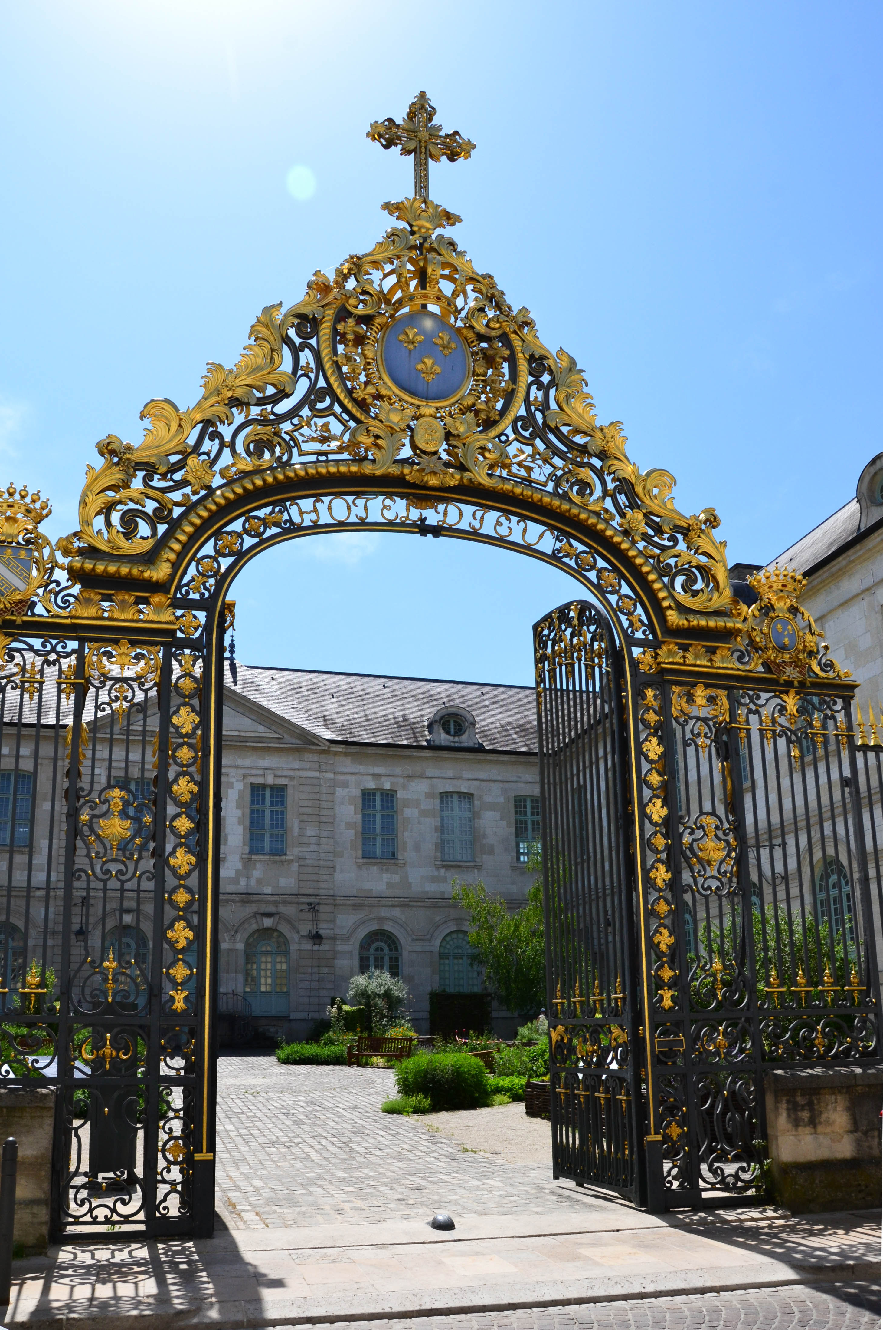 Grille de l’Hôtel-Dieu-le-Comte