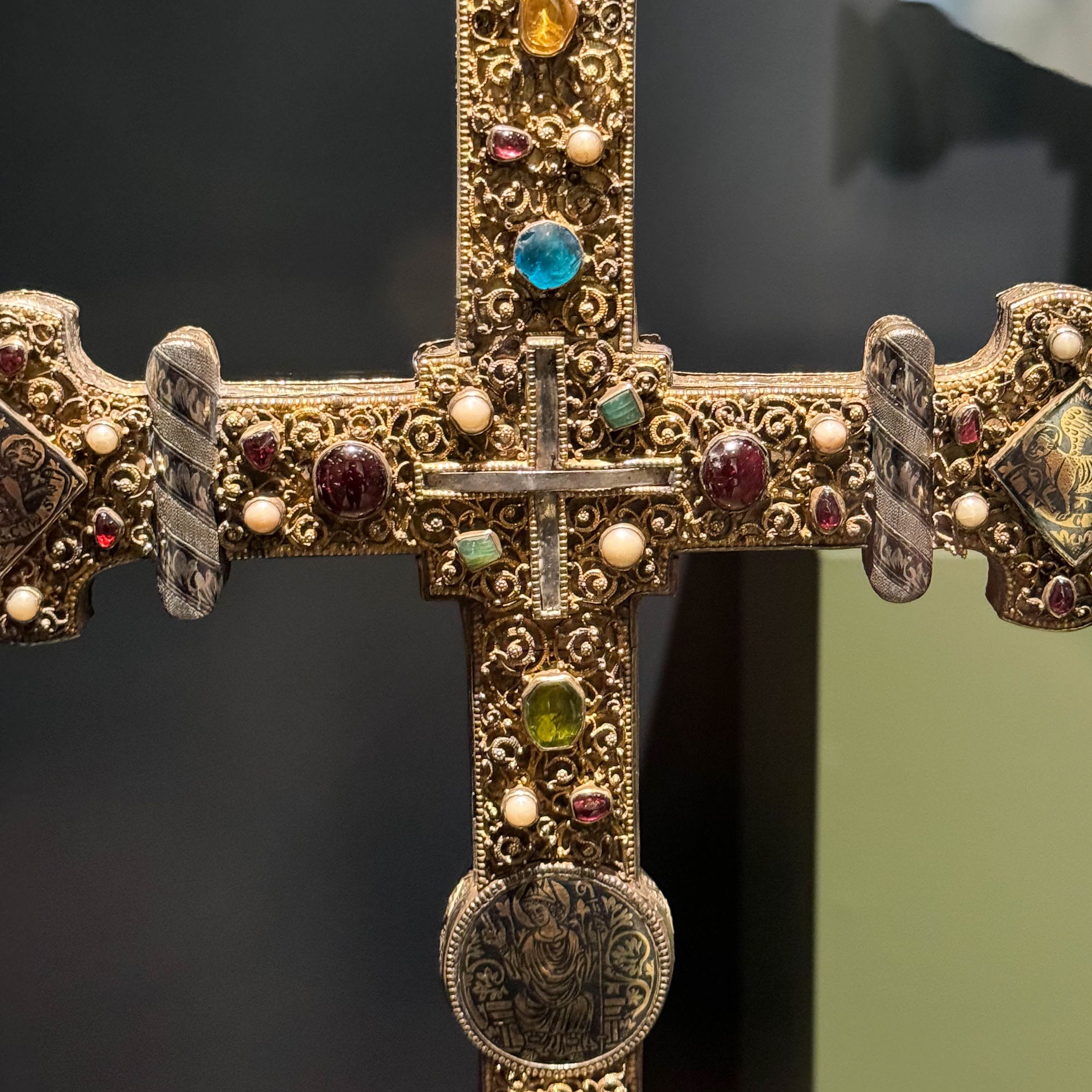 Croix-reliquaire de la Vraie-Croix (1226-1229), Hugo d’Oignies