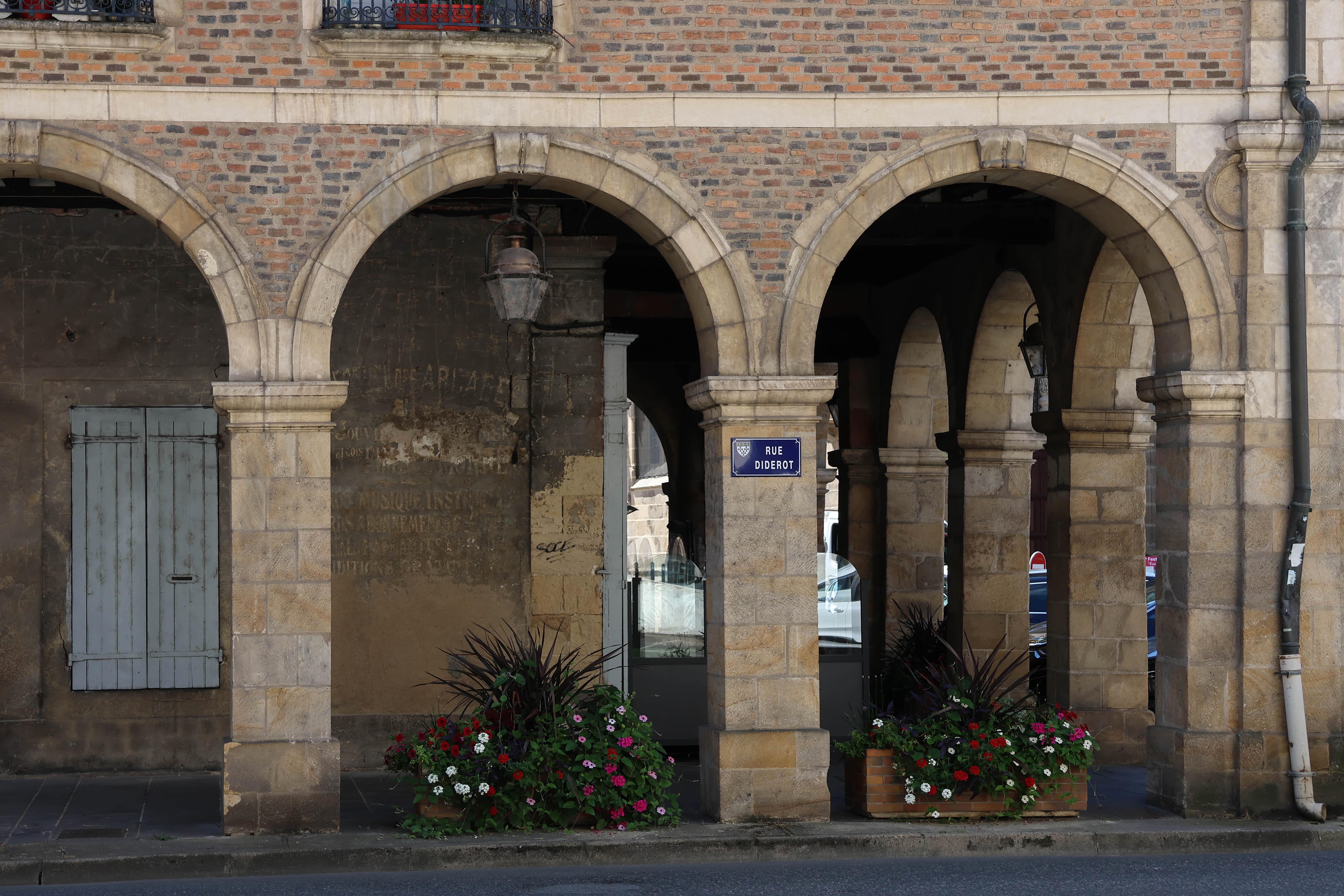 Anciennes halles couvertes (XVIIème siècle), Moulins