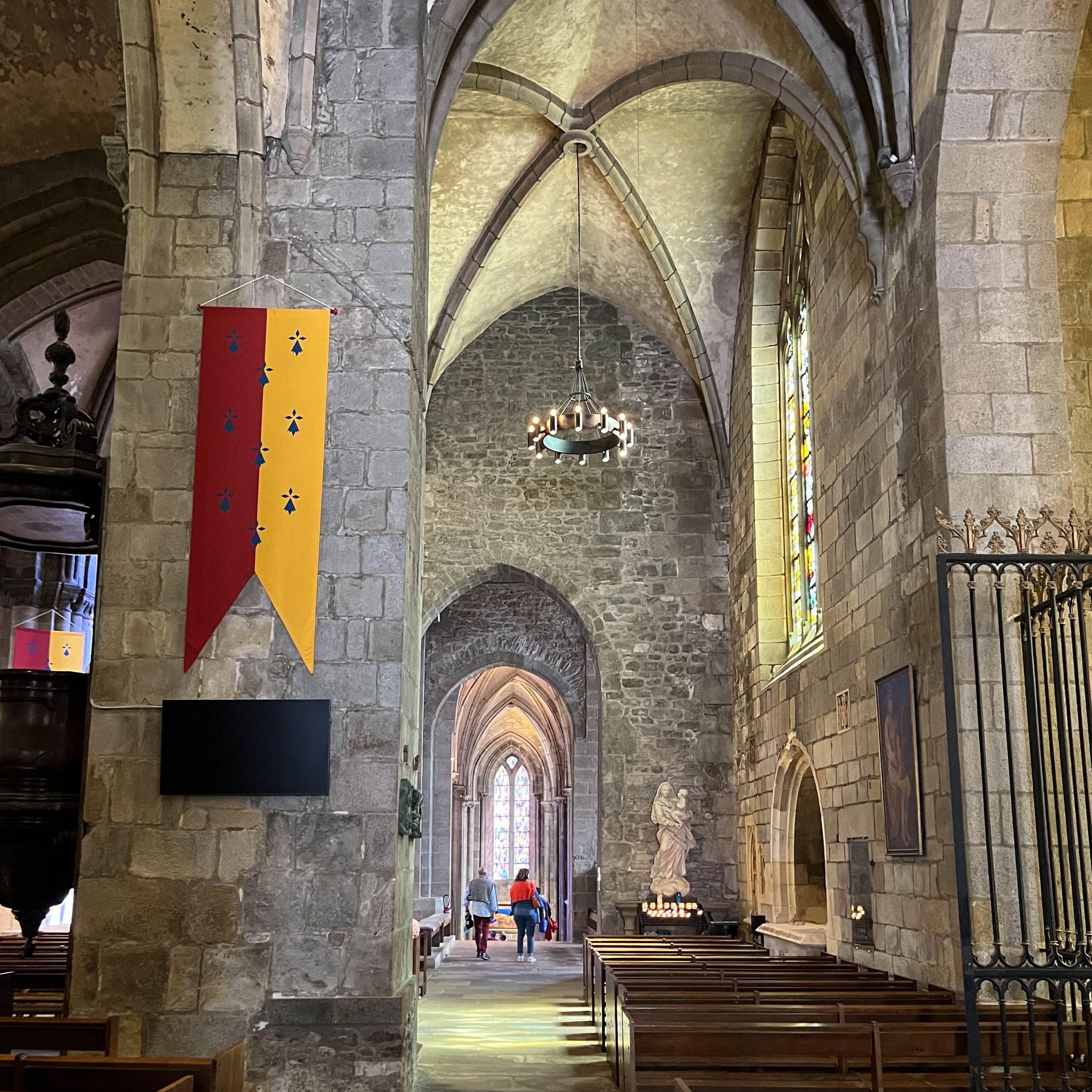 Piliers carrés, Cathédrale de Saint-Malo