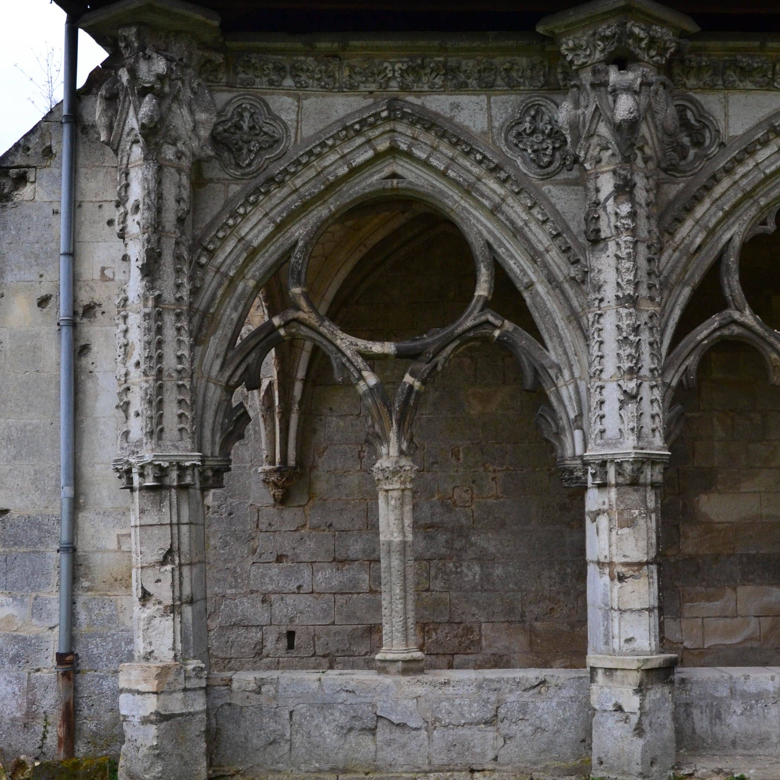 Colonnes romanes du grand cloître, abbaye Saint-Jean-des-Vignes, Soissons