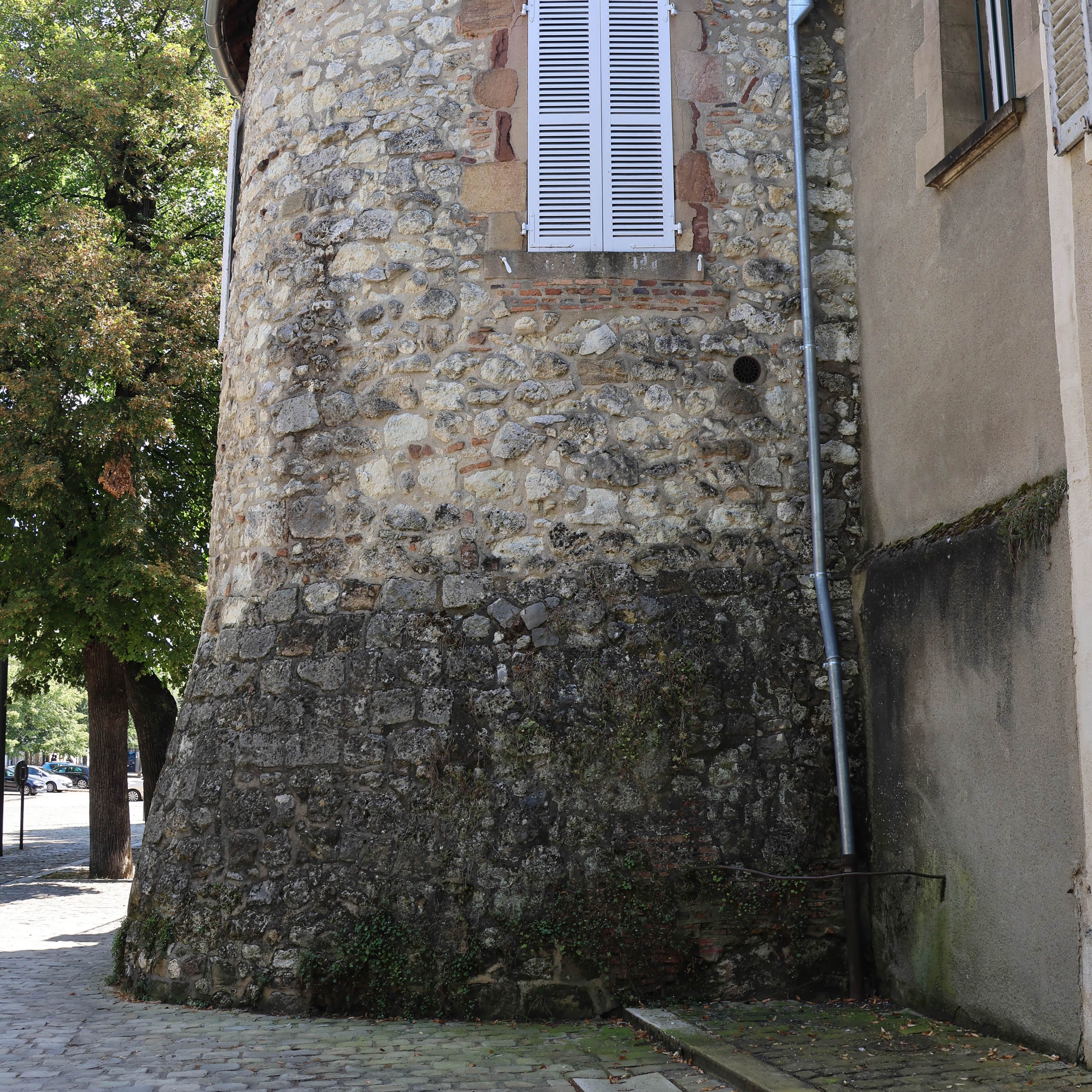 Vestige de la première muraille de Louis II, Moulins