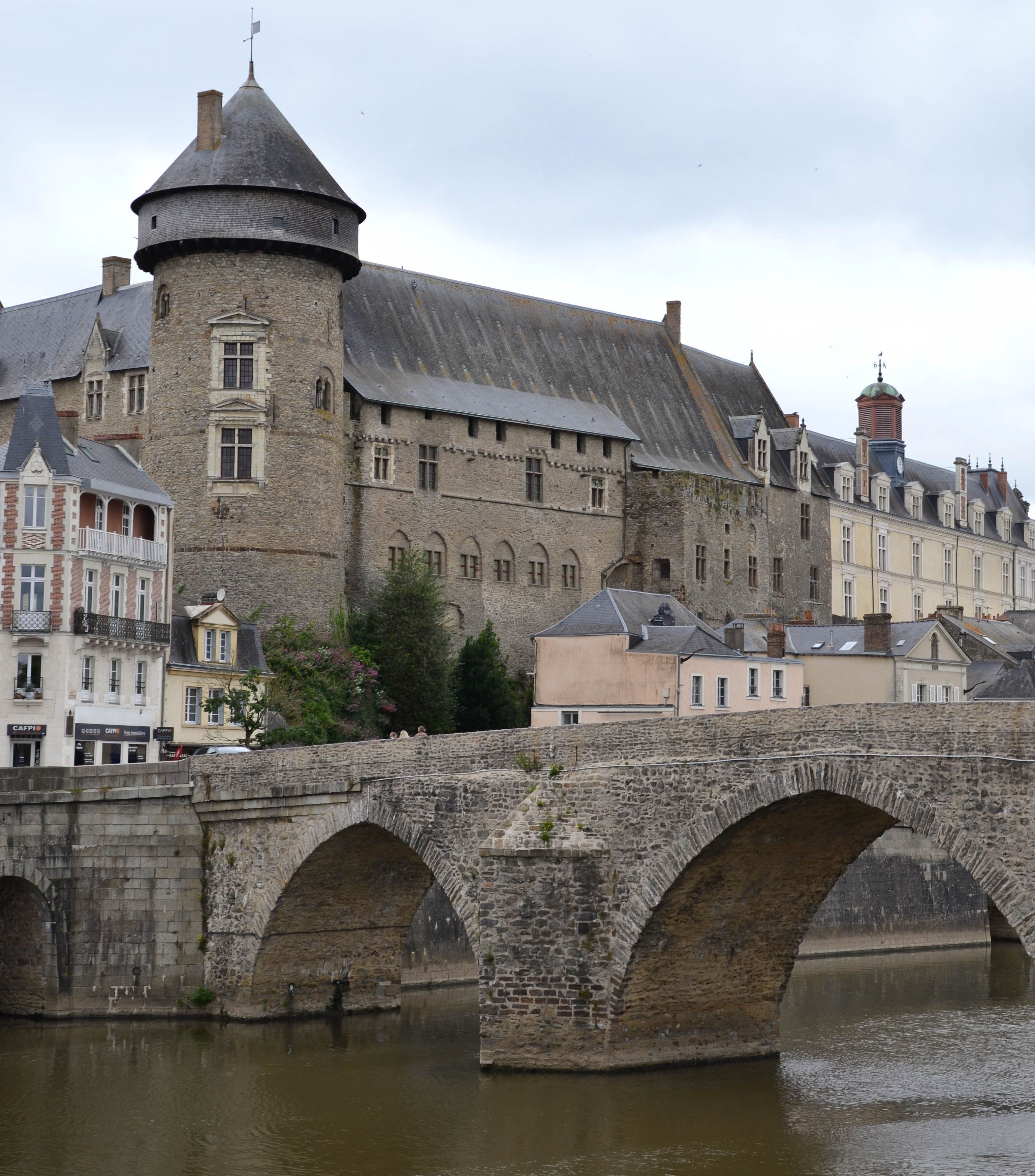 Pont et tour maitresse, Laval