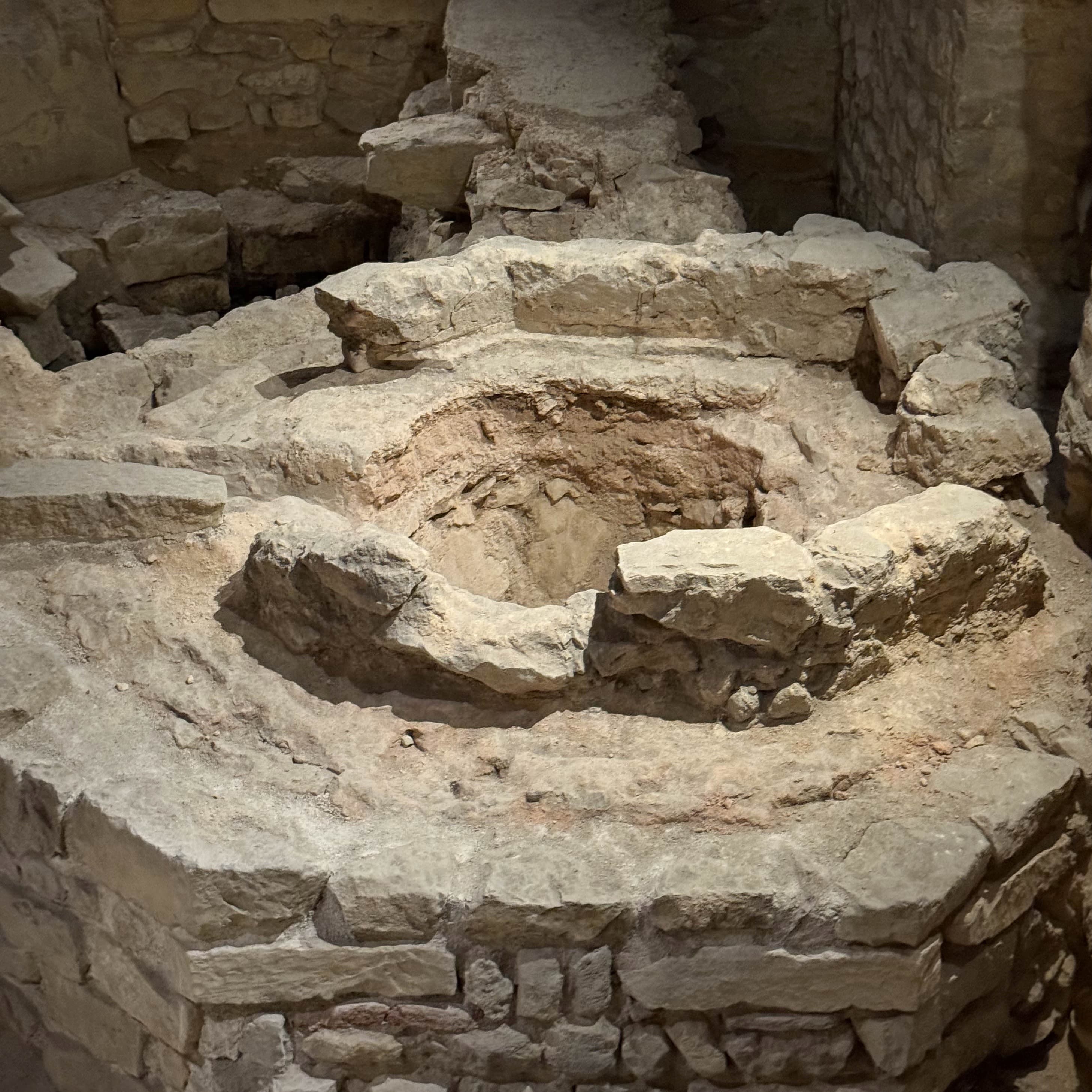 Socle de la piscine, Baptistère, Cathédrale Saint Cyr et Sainte Julitte, Nevers