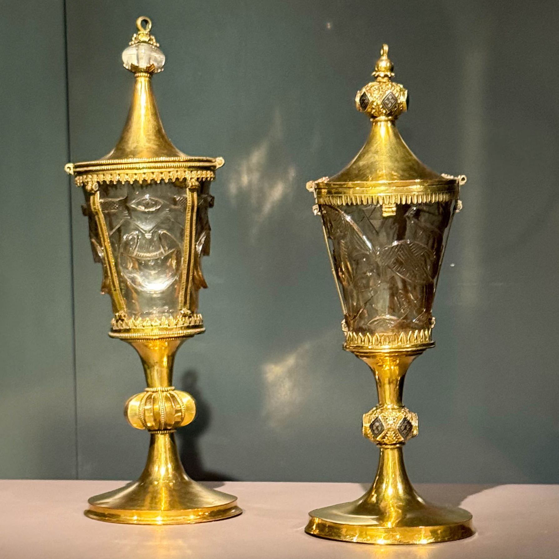 Vases-reliquaires dits de « Sainte Hedwige » (1250), Atelier d’Oignies