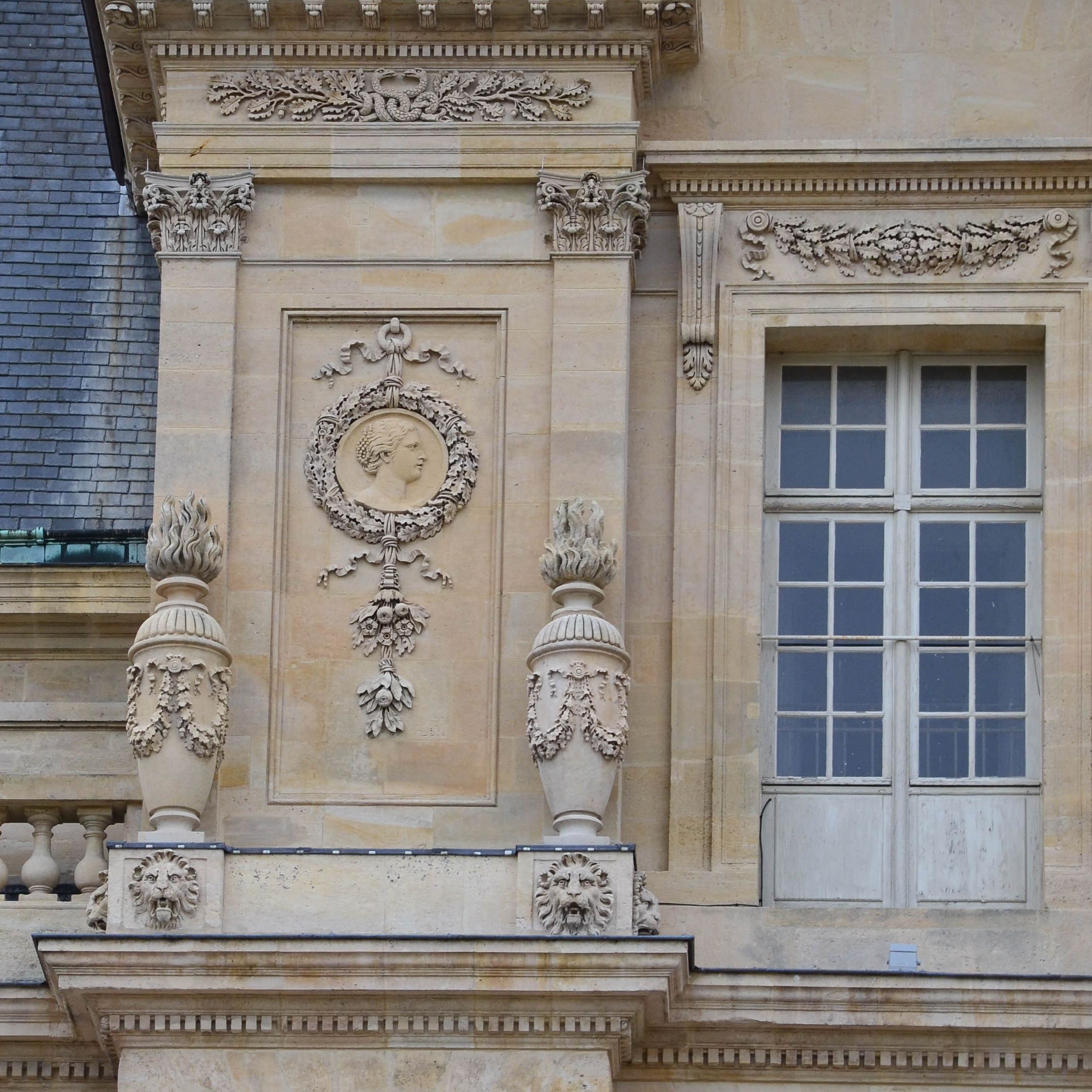 Médaillon féminin sur la façade, château de Maisons