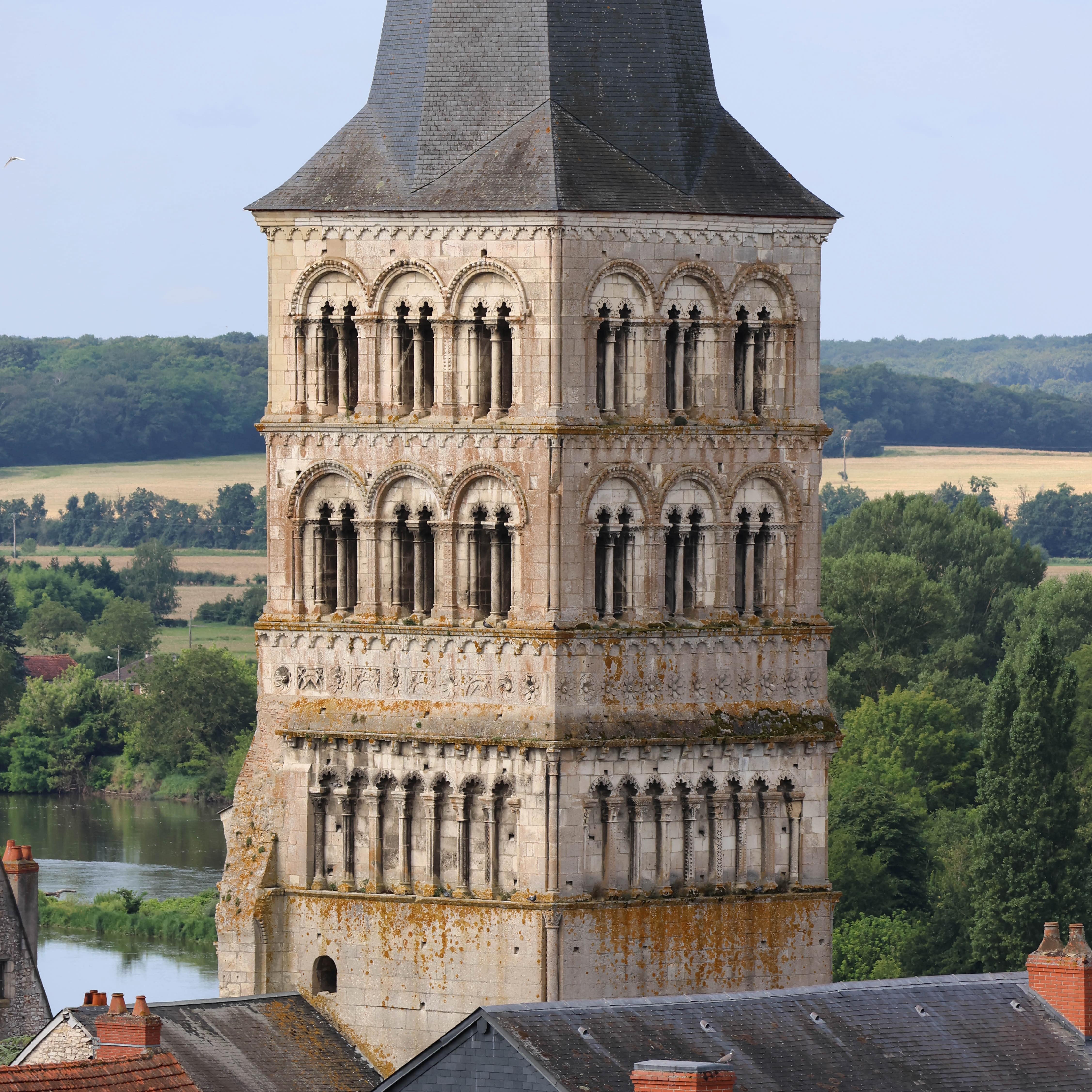 Clocher Sainte-Croix (XIIème siècle), Prieuré de La Charité-sur-Loire