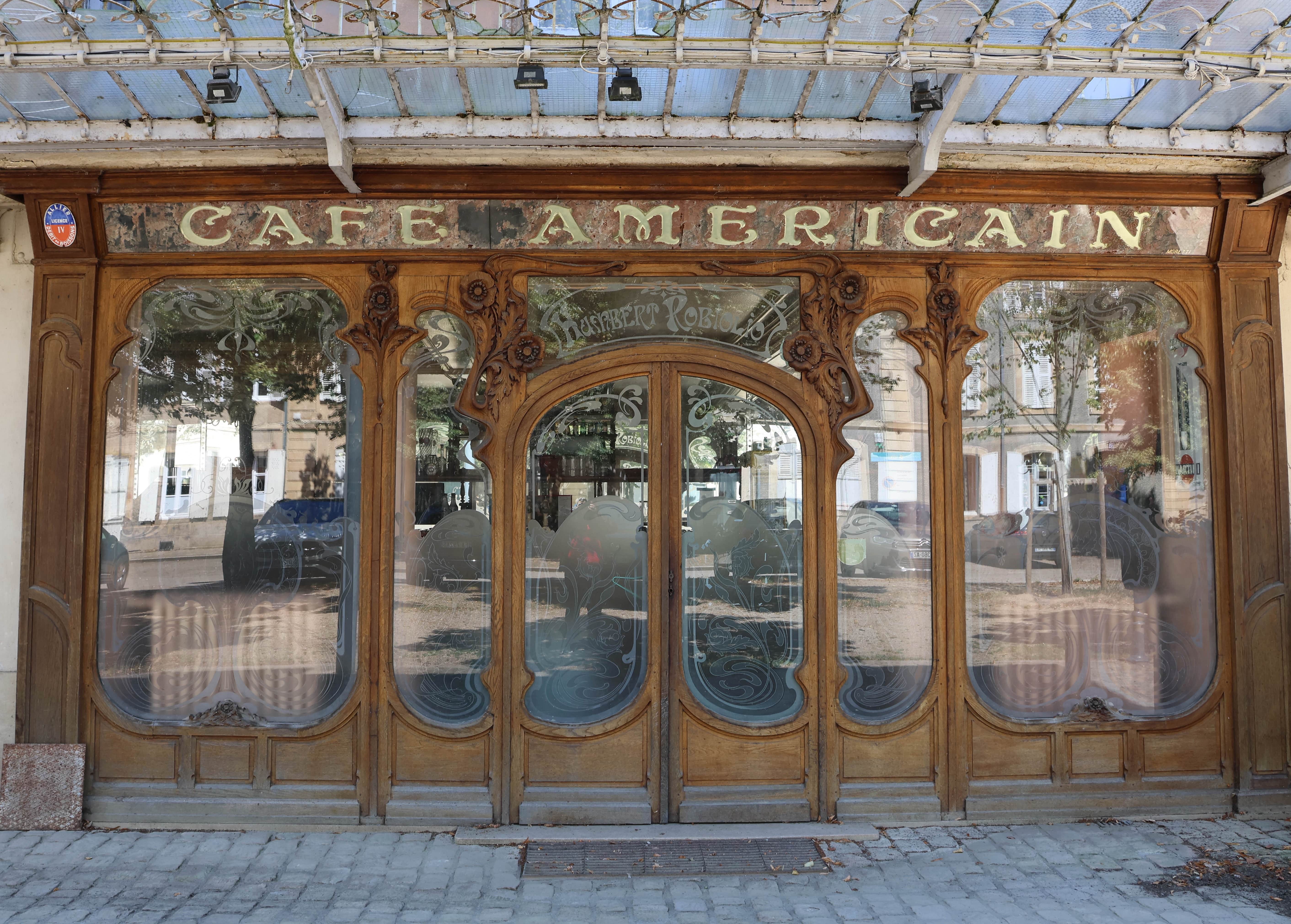 Café Américain, Moulins