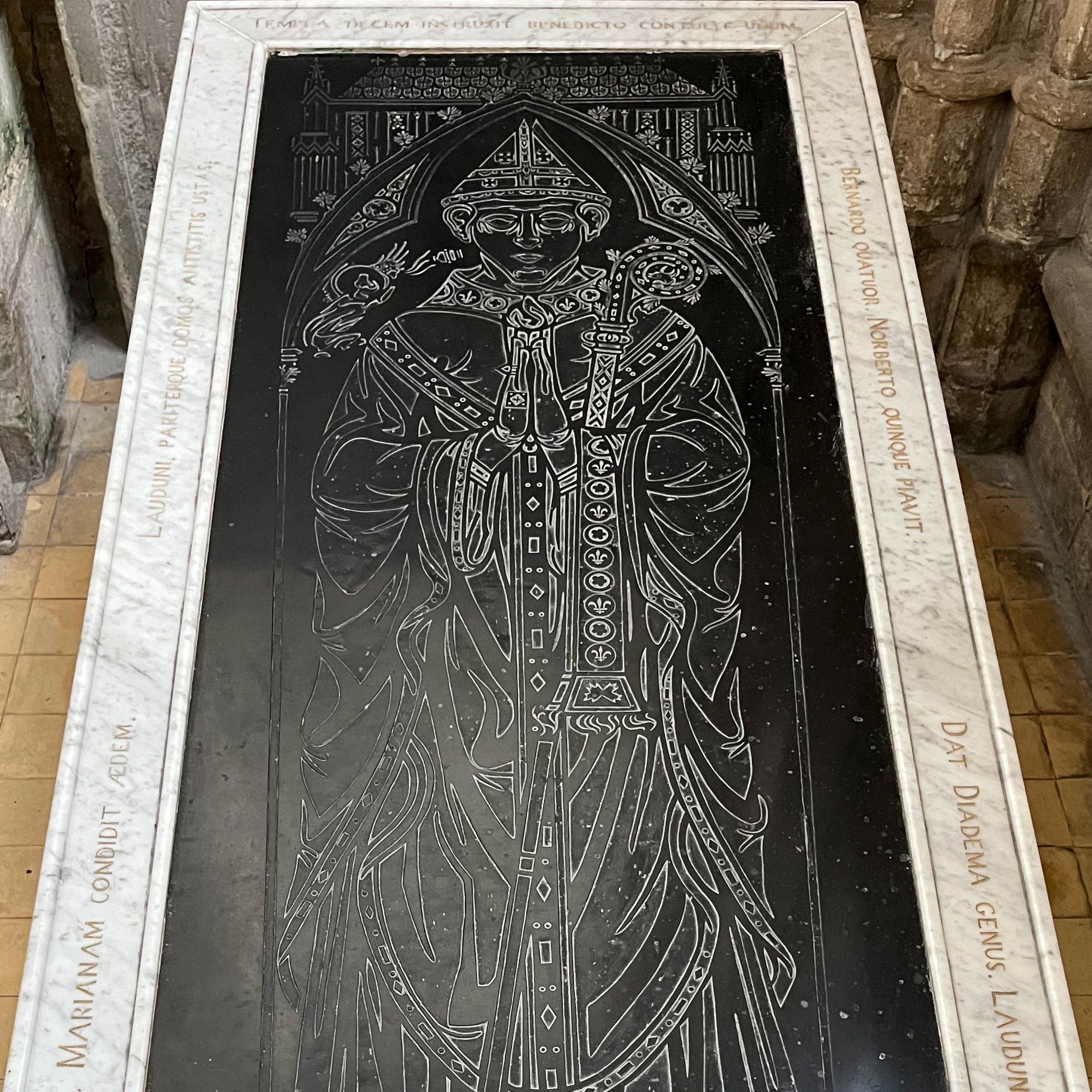 Pierre tombale d'un écclésiastique, Cathédrale Notre-Dame de Laon
