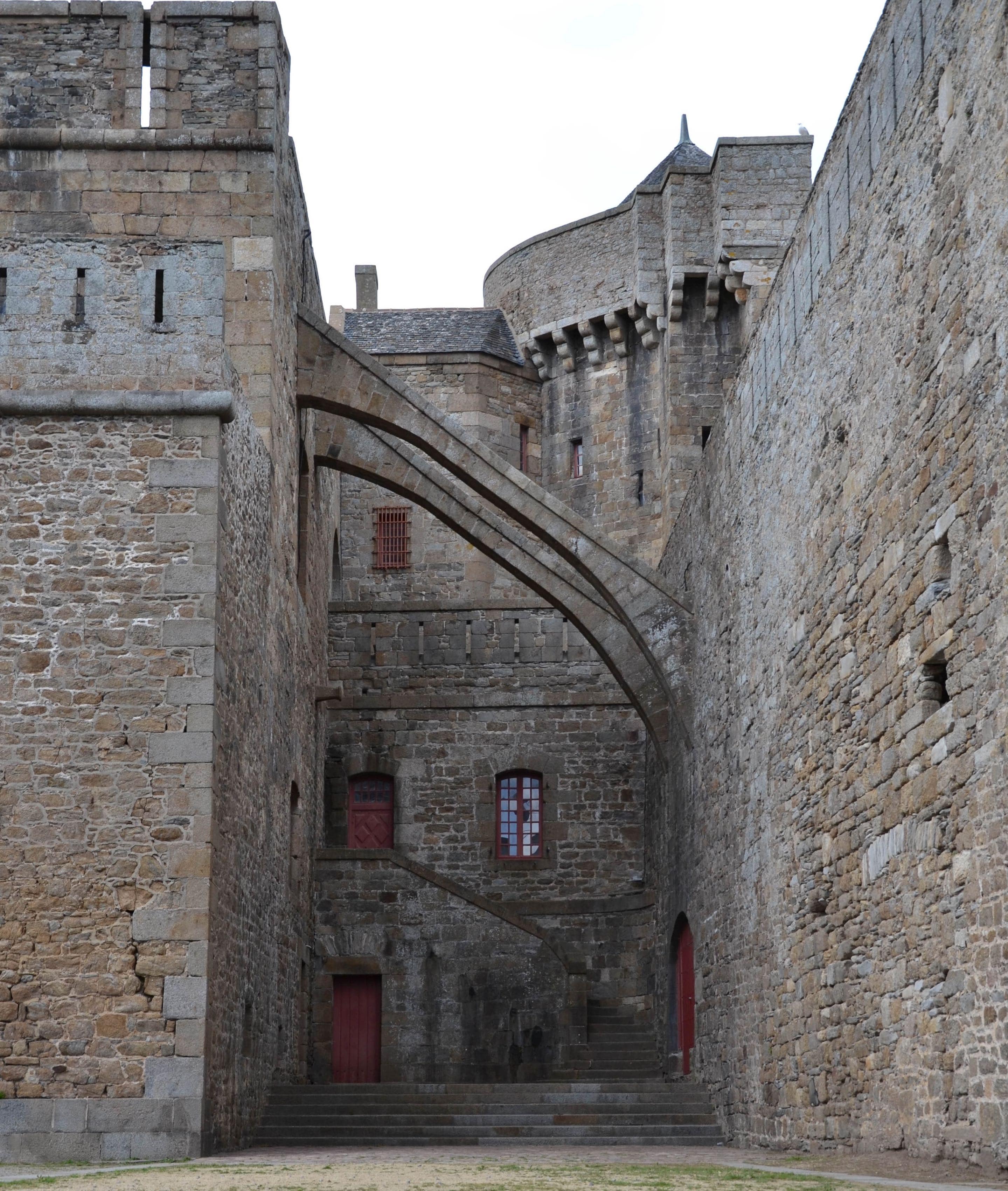 Entre la Tour « Qui qu’en Grogne » et le château Ducal, Saint-Malo